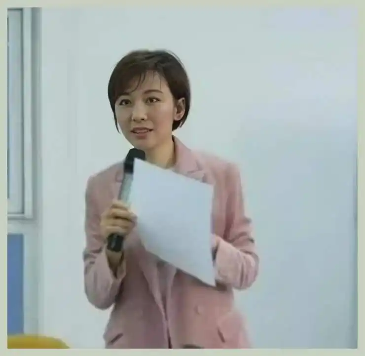 璀璨转型之路：欧阳夏丹告别央视，46岁的独立女性魅力与单身生活