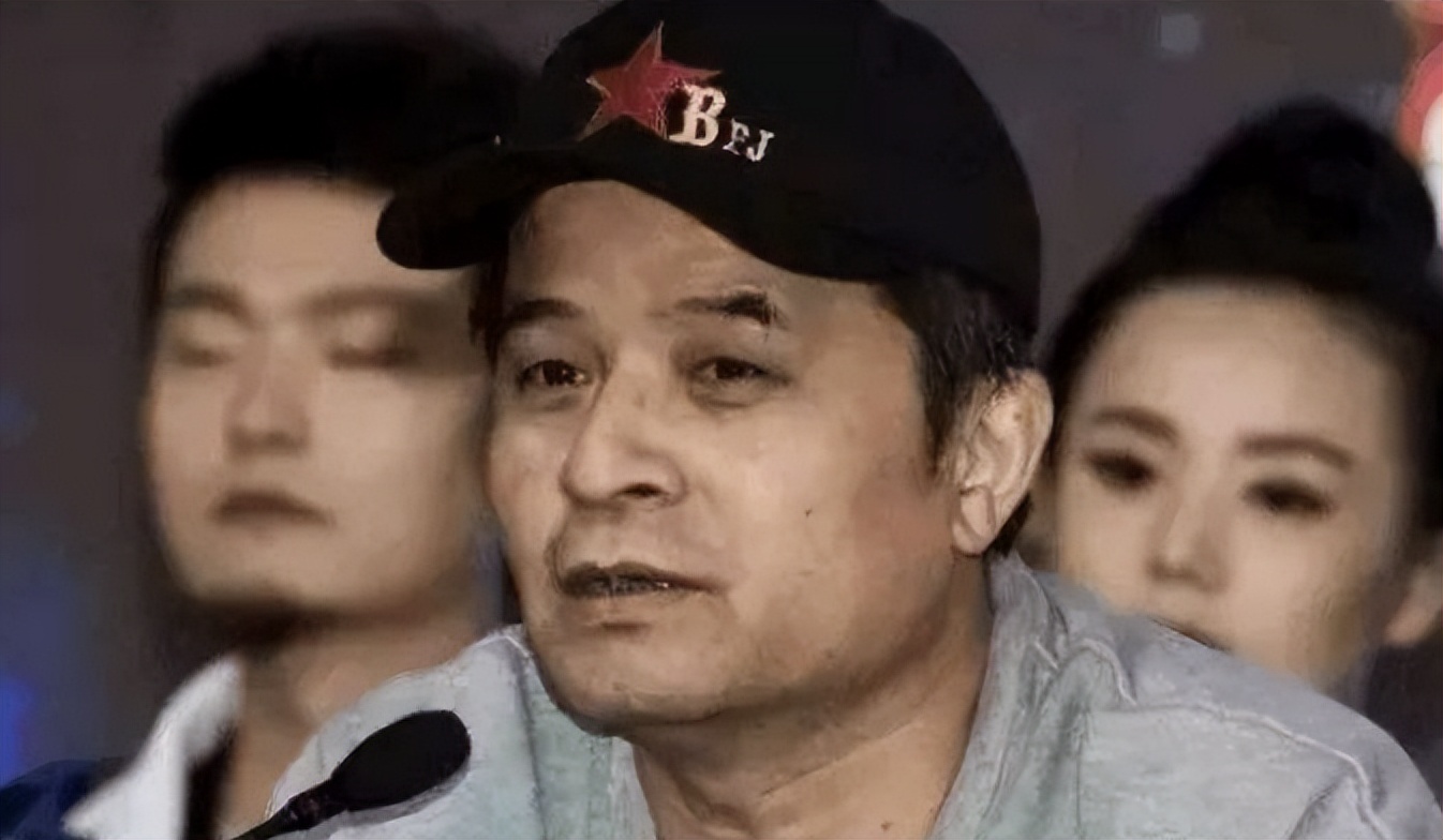 毕福剑在农村生活开手摇三轮，蹲地修车显吃力，腿有淤青脸涨通红