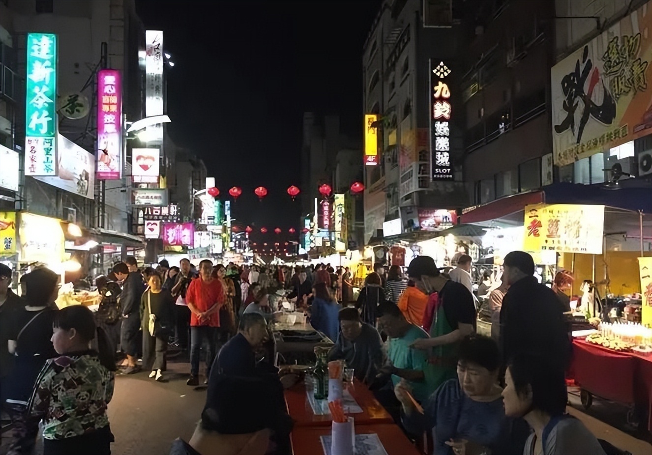 毕福剑在农村生活开手摇三轮，蹲地修车显吃力，腿有淤青脸涨通红
