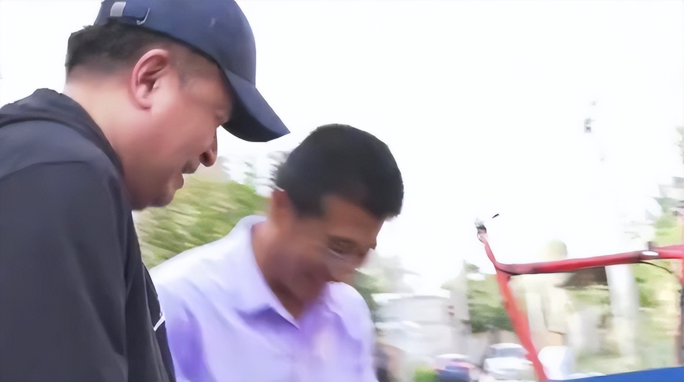 毕福剑在农村生活开手摇三轮，蹲地修车显吃力，腿有淤青脸涨通红