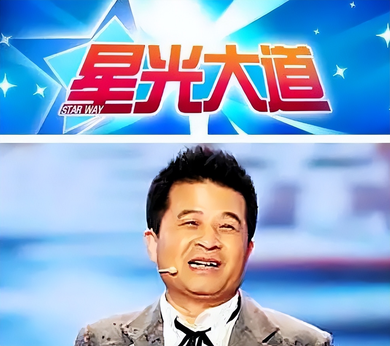 毕福剑在农村生活开手摇三轮，蹲地修车显吃力，腿有淤青脸涨通红