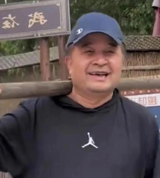 毕福剑在农村生活开手摇三轮，蹲地修车显吃力，腿有淤青脸涨通红