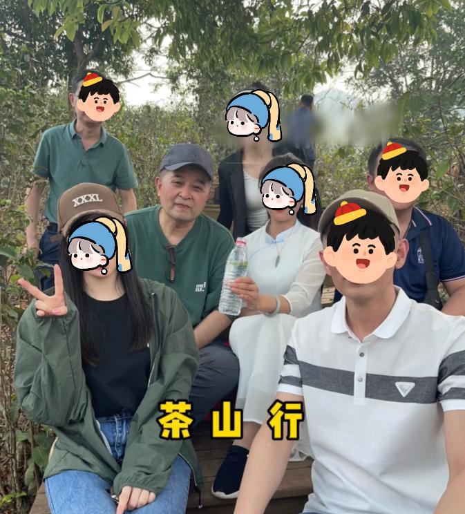 毕福剑在农村生活开手摇三轮，蹲地修车显吃力，腿有淤青脸涨通红