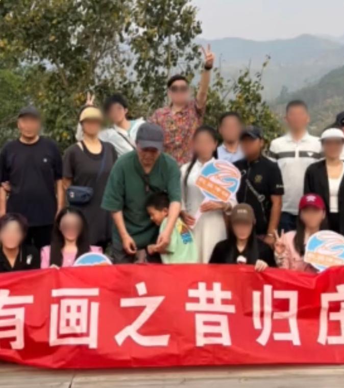 毕福剑在农村生活开手摇三轮，蹲地修车显吃力，腿有淤青脸涨通红