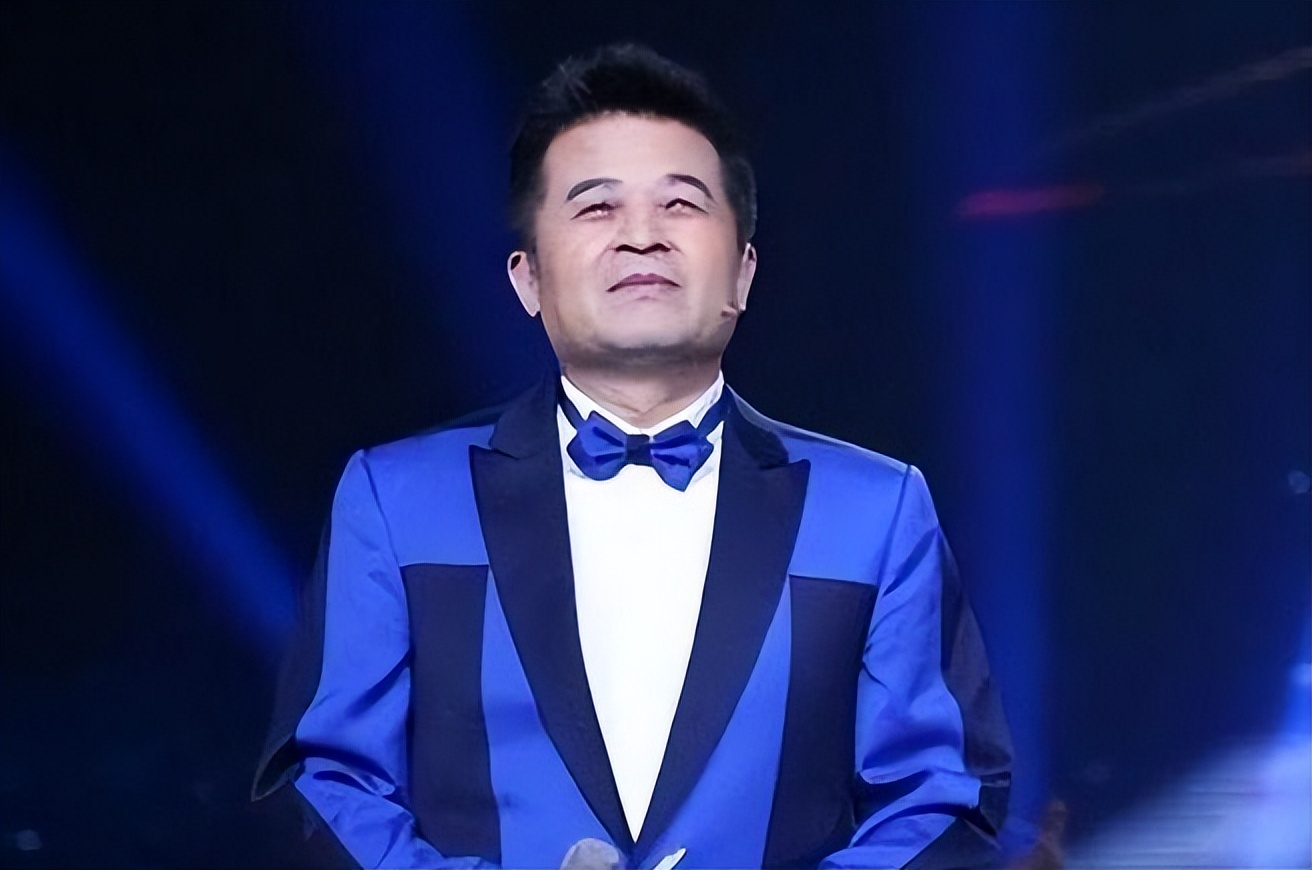 毕福剑在农村生活开手摇三轮，蹲地修车显吃力，腿有淤青脸涨通红
