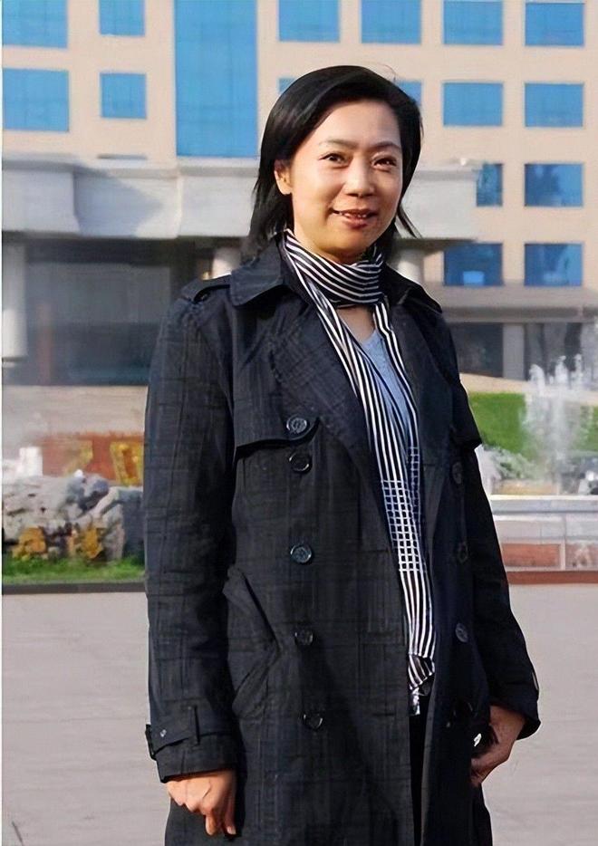 她是女排五冠王，退役后下海经商，女儿是清华博士，63岁现状如何