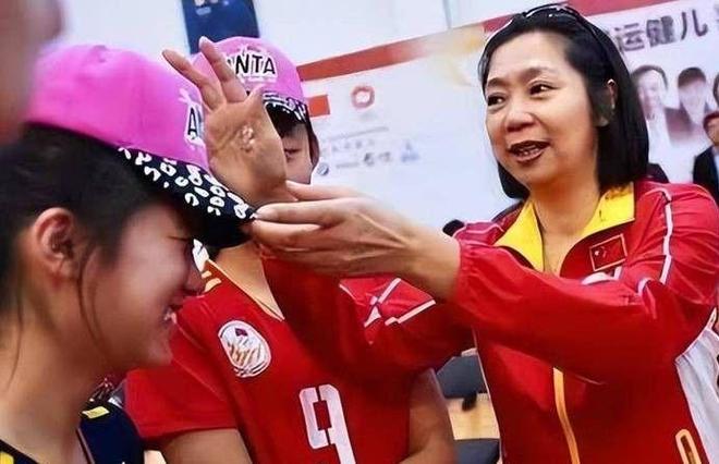她是女排五冠王，退役后下海经商，女儿是清华博士，63岁现状如何