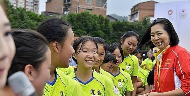 她是女排五冠王，退役后下海经商，女儿是清华博士，63岁现状如何