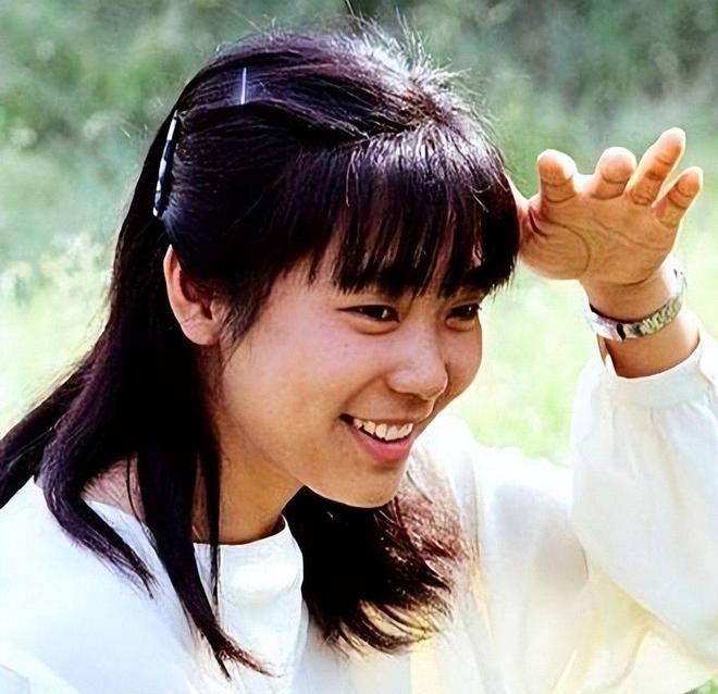 她是女排五冠王，退役后下海经商，女儿是清华博士，63岁现状如何