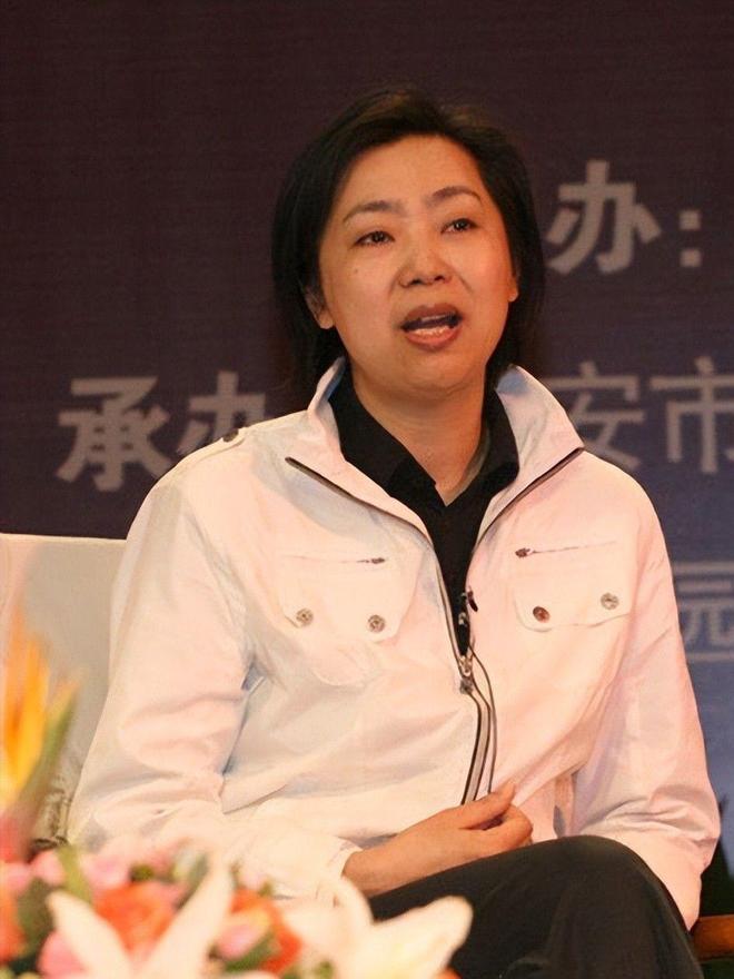 她是女排五冠王，退役后下海经商，女儿是清华博士，63岁现状如何