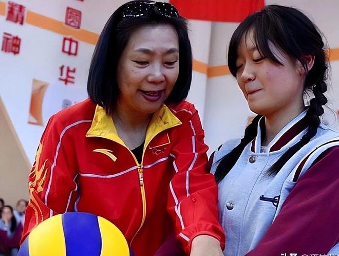 她是女排五冠王，退役后下海经商，女儿是清华博士，63岁现状如何