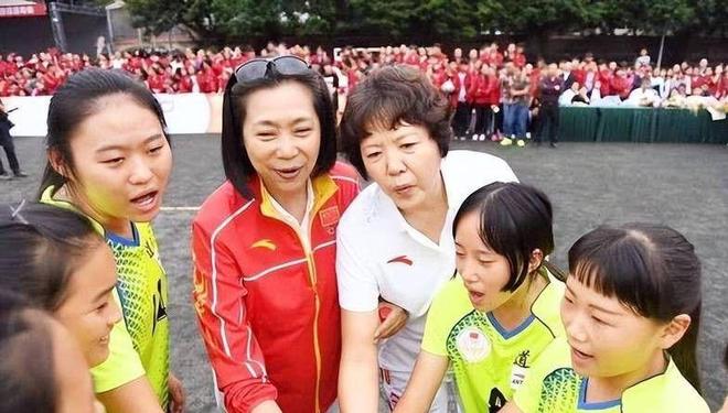 她是女排五冠王，退役后下海经商，女儿是清华博士，63岁现状如何
