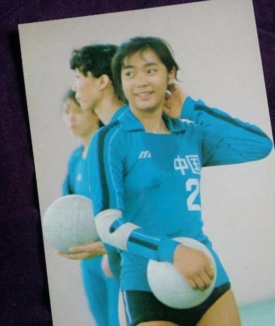 她是女排五冠王，退役后下海经商，女儿是清华博士，63岁现状如何
