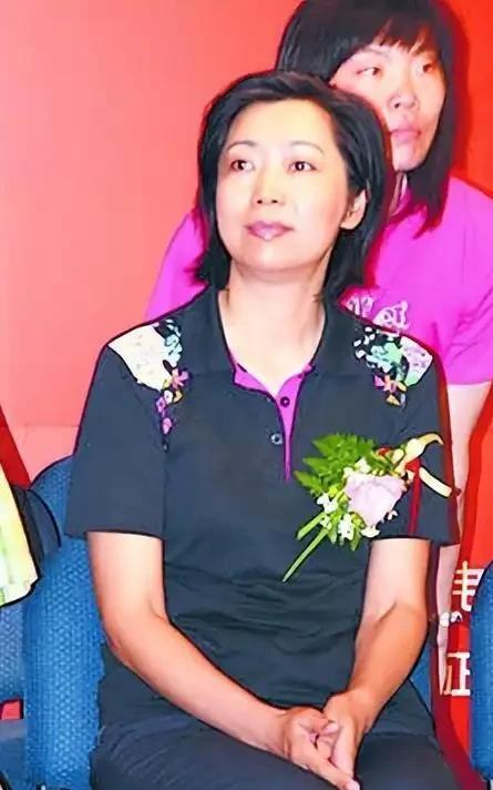 她是女排五冠王，退役后下海经商，女儿是清华博士，63岁现状如何