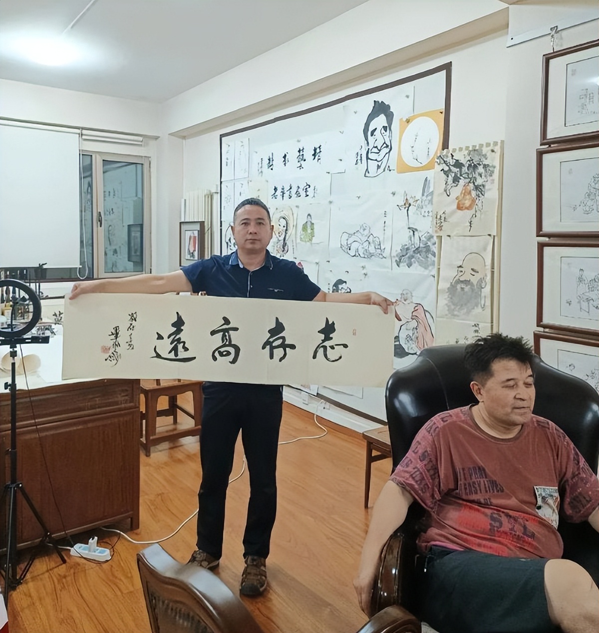 毕福剑现状：女儿打扮的“不男不女”，生活很艰难