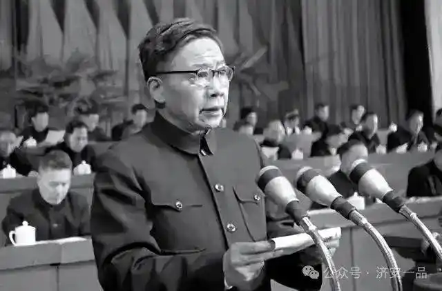 党内“秀才”中宣部长陆定一：53岁任副总理，60岁被撤职，73岁才