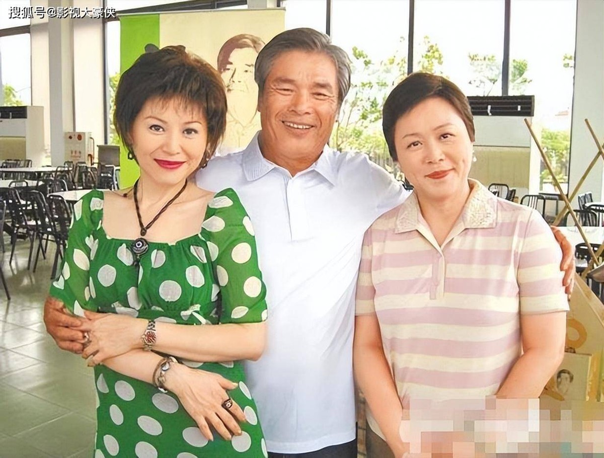 老戏骨雷洪在与小自己20岁的俄罗斯美女护士结婚后过得如何?