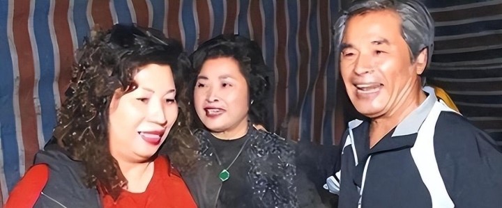 老戏骨雷洪在与小自己20岁的俄罗斯美女护士结婚后过得如何?