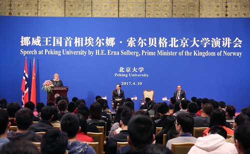 挪威首相埃尔娜·索尔贝格访问北京大学并发表演讲