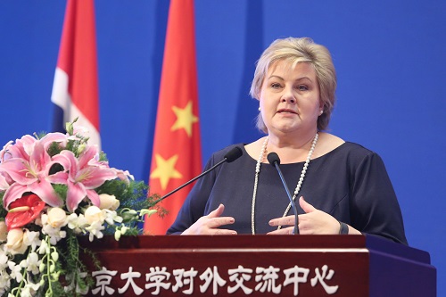 挪威首相埃尔娜·索尔贝格访问北京大学并发表演讲