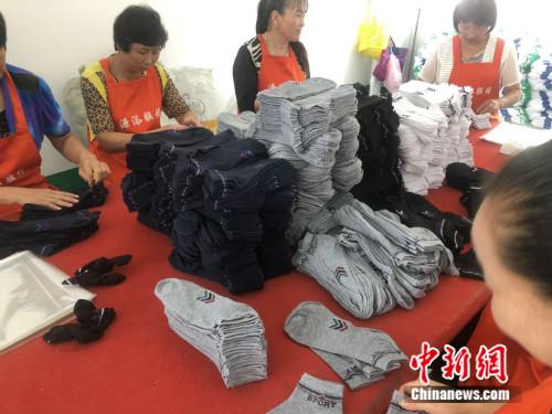 下楼就能上班 陕西平利“社区小工厂”成就“扶贫大产业”