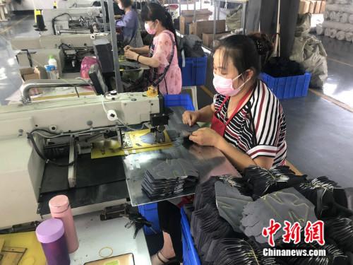 下楼就能上班 陕西平利“社区小工厂”成就“扶贫大产业”