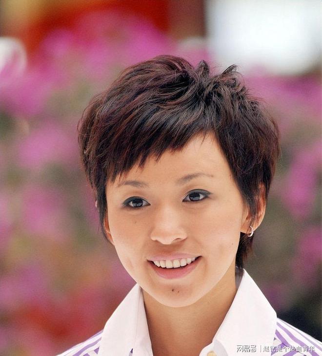 欧阳夏丹48岁改行成功，央视主持人的转型之路