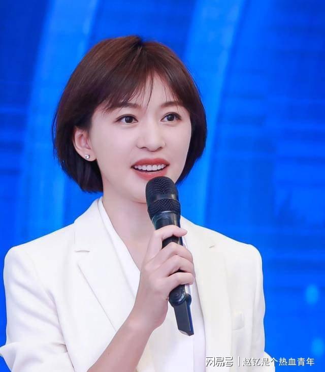 欧阳夏丹48岁改行成功，央视主持人的转型之路