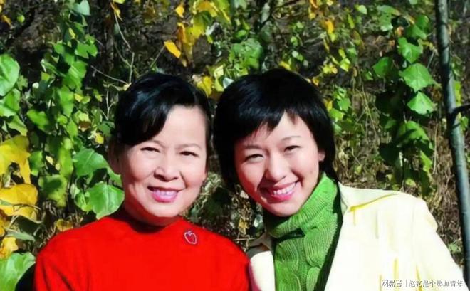 欧阳夏丹48岁改行成功，央视主持人的转型之路