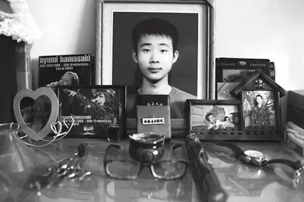 大学生药家鑫被判死刑，想捐出眼角膜，父亲拒绝：你把罪恶都带走