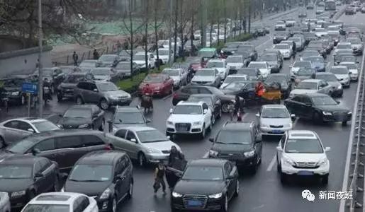 为高考学子让路！南宁交警联合《新闻夜班》发出倡议