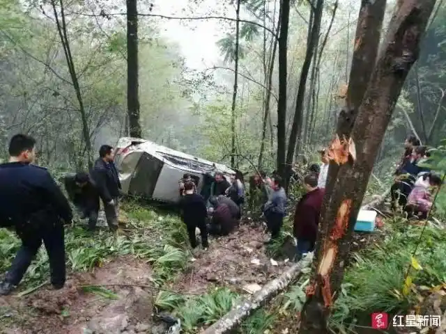 营山两干部扶贫路上出车祸坠下百米悬崖，村民挖出生命通道救援！