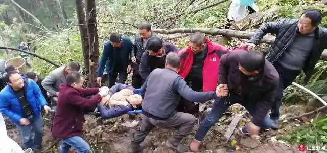 营山两干部扶贫路上出车祸坠下百米悬崖，村民挖出生命通道救援！
