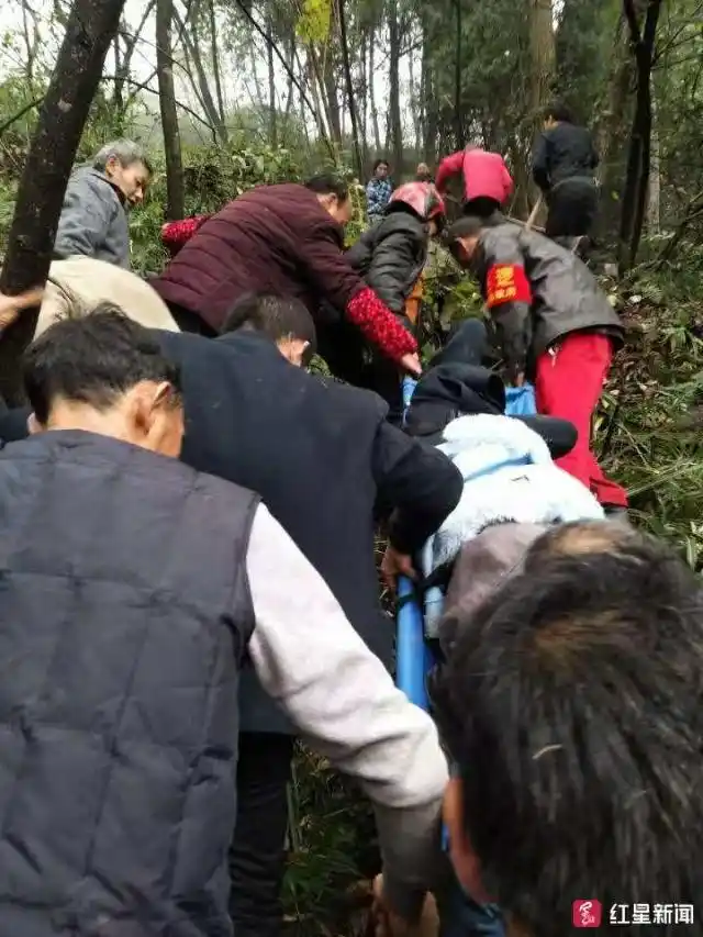营山两干部扶贫路上出车祸坠下百米悬崖，村民挖出生命通道救援！