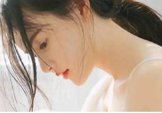 一双手把女孩拖走，女孩刚想尖叫，看到男人的脸后却沉默了