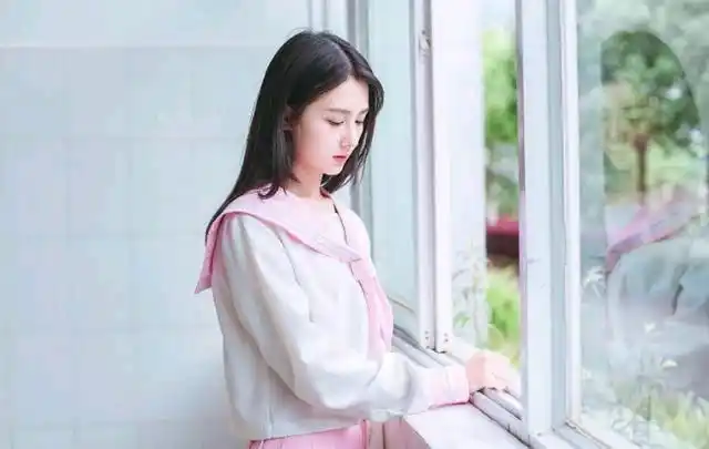 一双手把女孩拖走，女孩刚想尖叫，看到男人的脸后却沉默了