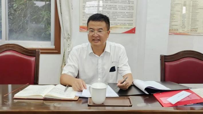 武宣县委常委会召开会议