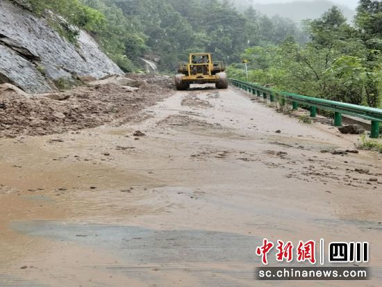 营山：持续奋战27小时 抢通救援通道