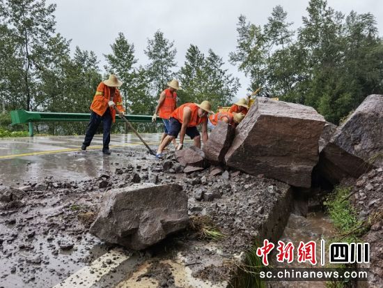营山:持续奋战27小时 抢通救援通道