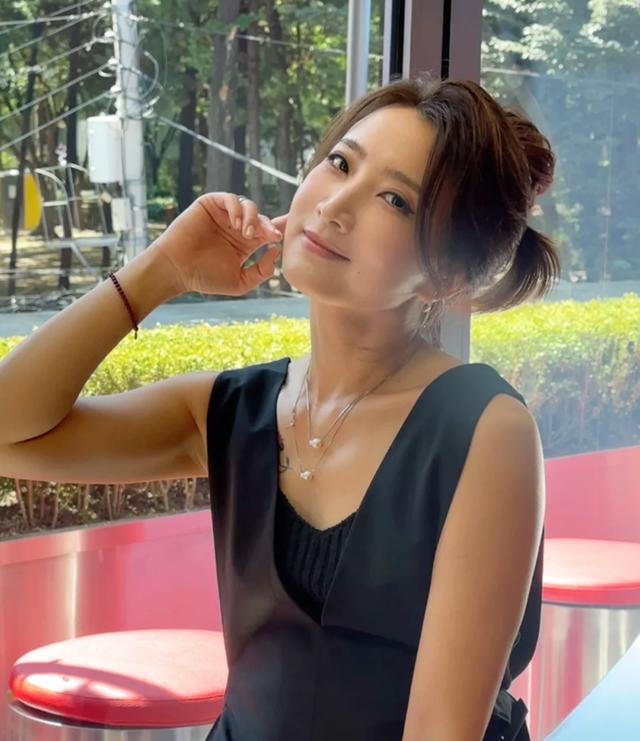 陈赫前妻不穿内衣大胆出镜，胸和肚子快一样平，那张脸倒是很美