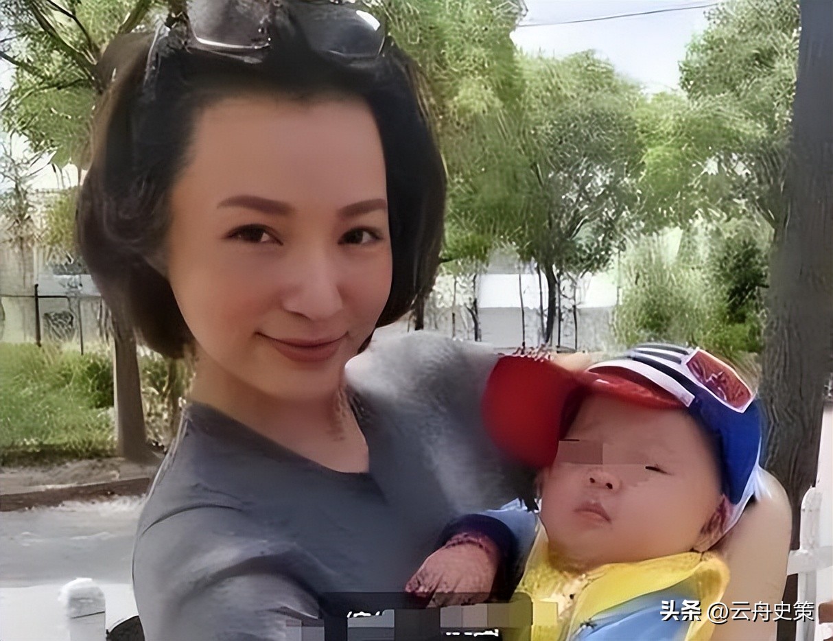 曾被誉为"央视一姐"的董卿 ，把机会留给年轻人后，如今怎么样了