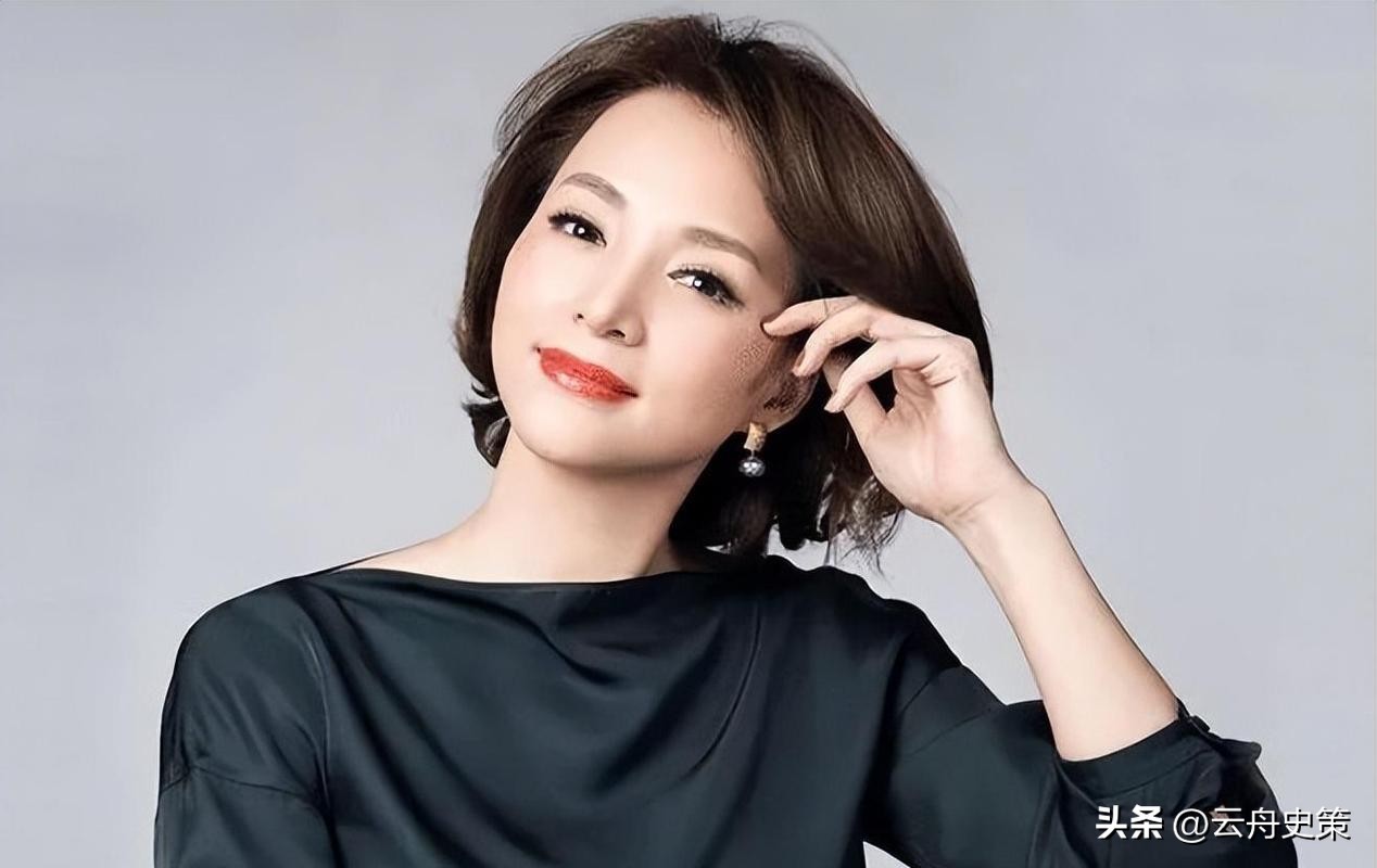 曾被誉为"央视一姐"的董卿 ，把机会留给年轻人后，如今怎么样了