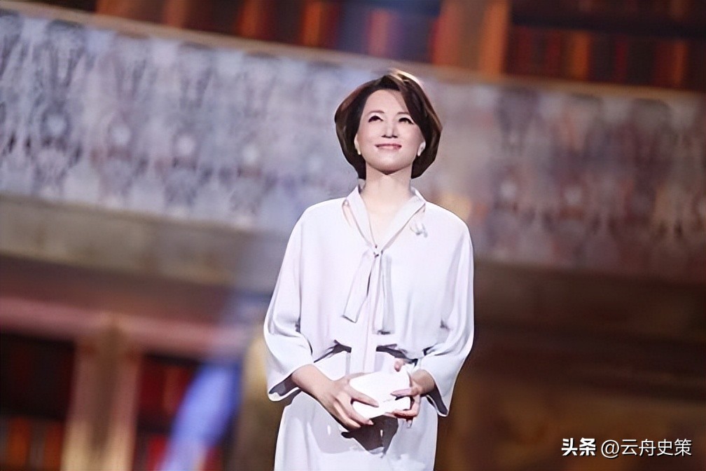 曾被誉为"央视一姐"的董卿 ，把机会留给年轻人后，如今怎么样了