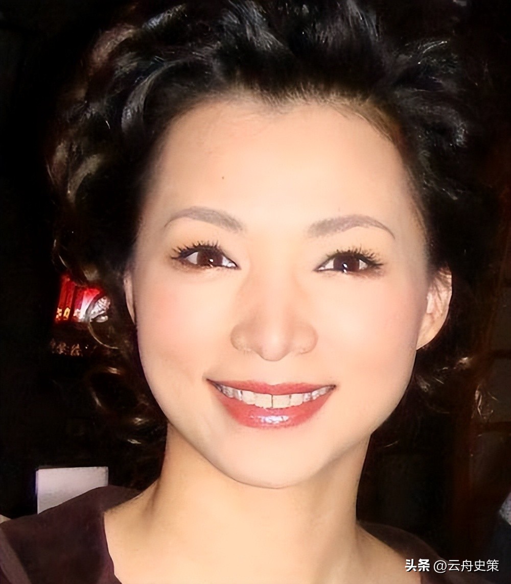 曾被誉为"央视一姐"的董卿 ，把机会留给年轻人后，如今怎么样了