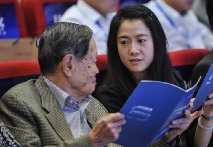 翁帆没有看错人！除了房子之外，杨振宁所有的钱都交给女方打理