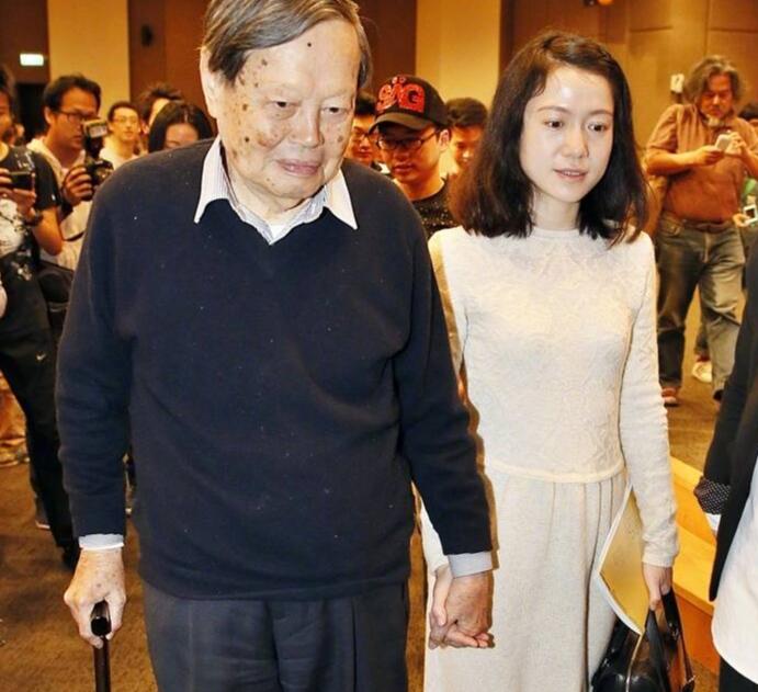 翁帆没有看错人！除了房子之外，杨振宁所有的钱都交给女方打理