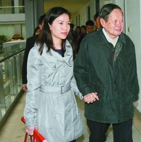 翁帆没有看错人！除了房子之外，杨振宁所有的钱都交给女方打理