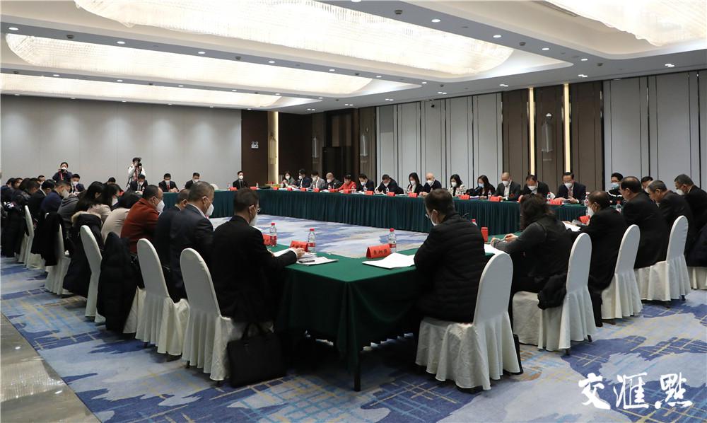 港澳政协委员和特邀代表人士热议政府工作报告 当好桥梁纽带 同心共圆中国梦
