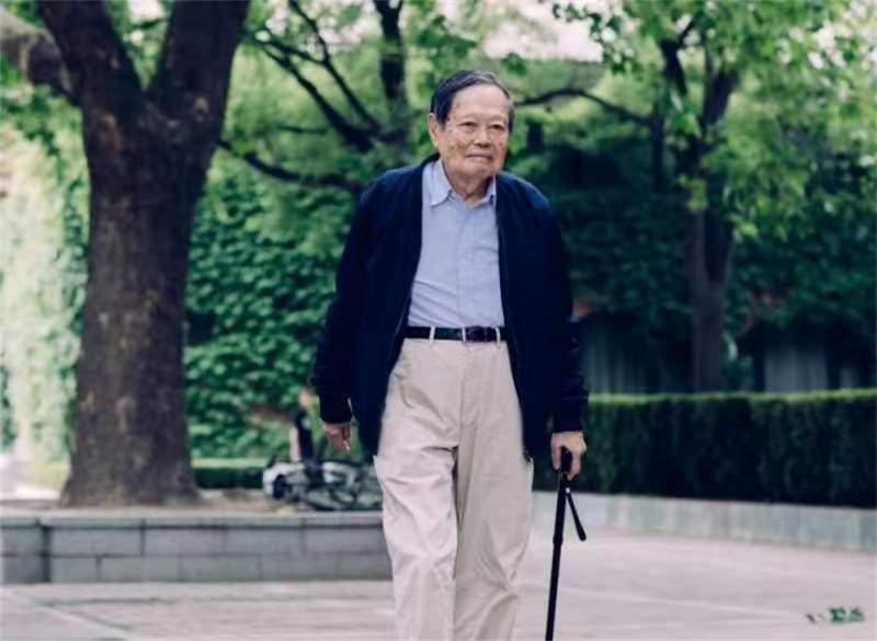 杨振宁今天一百岁，院士葛墨林：小事情、大先生