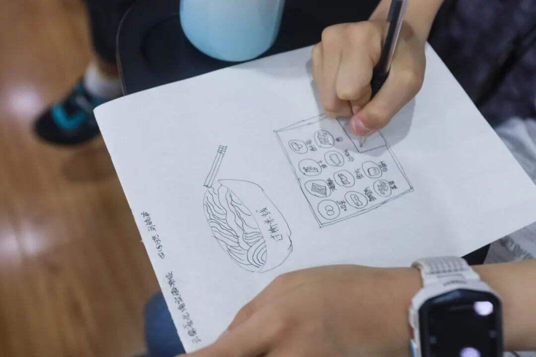 “花朵朵”昆明小记者丨100名小朋友学采访画昆明，在直播间里向母亲告白